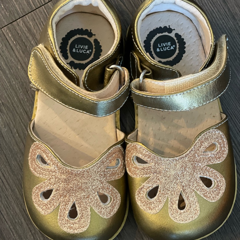VGUC - Livie and Luca Gold Petals, size 6 toddler